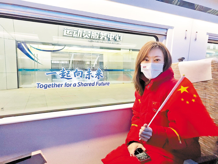     一媒体记者在“瑞雪迎春”号新型奥运版智能复兴号动车组车厢内留影。孙丽萍摄