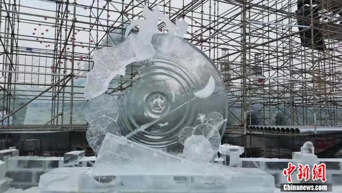 2017哈尔滨国际冰雕比赛获奖作品《荷塘月色》。受访者供图