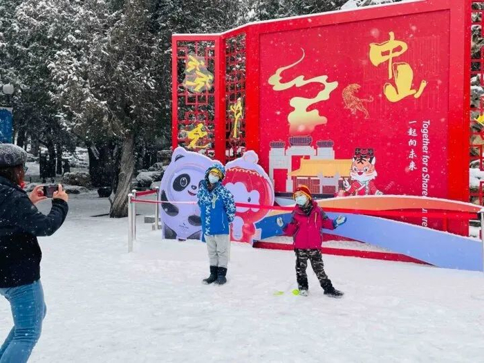 游客在中山公园拍照打卡 北京市公园管理中心供图