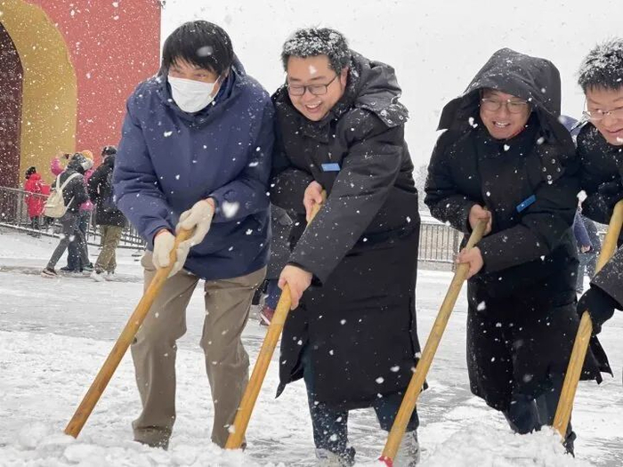 公园工作人员正在清雪 北京市公园管理中心供图