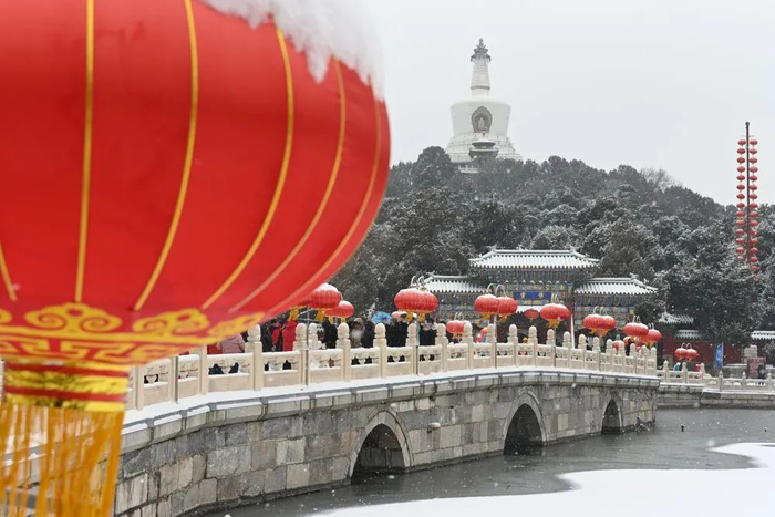 2月13日，游客在北京北海公园赏雪。新华社记者 宋为伟 摄