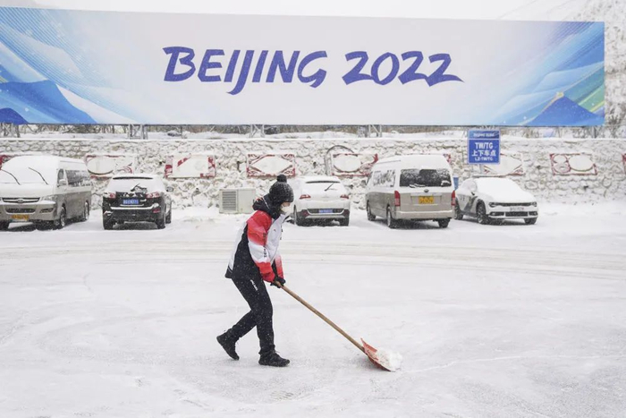 2月13日，张家口山地新闻中心的工作人员在清扫积雪。 新华社记者 彭子洋 摄