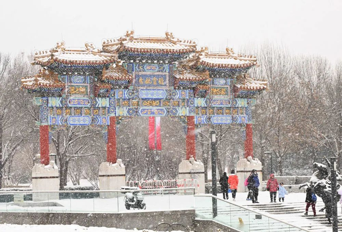 2月13日，人们在北京奥林匹克公园内观赏雪景。新华社记者 武巍 摄