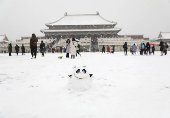 有人用雪堆了一个“冰墩墩”。新华社记者 金立旺 摄