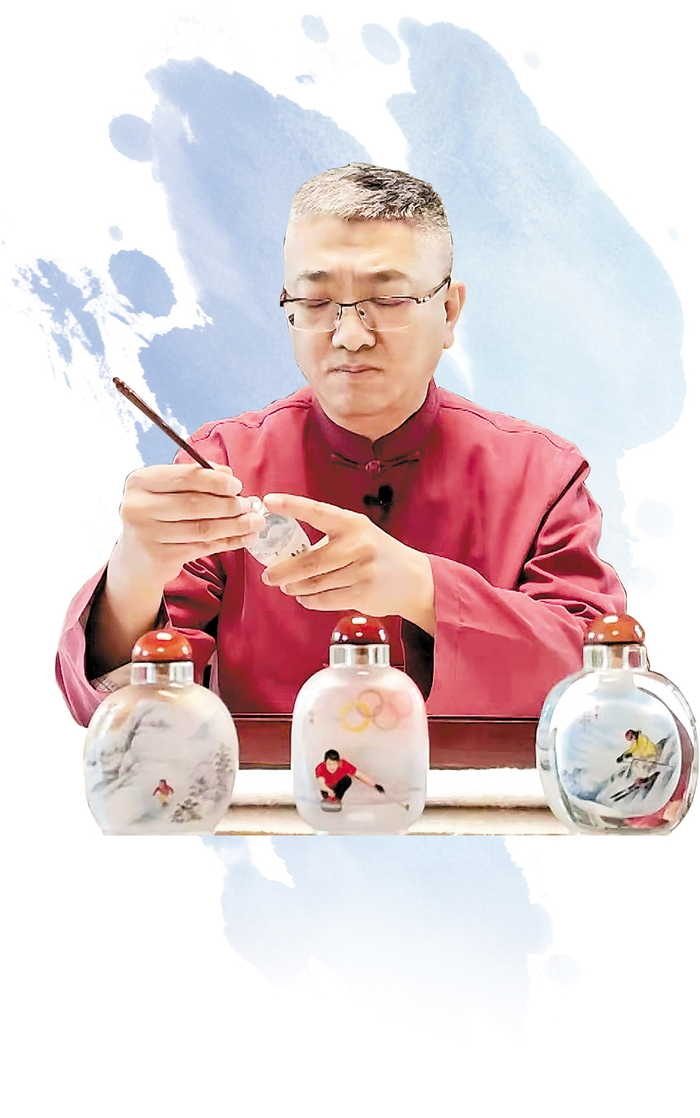 王自勇正在创作冬奥题材衡水内画作品。受访者供图