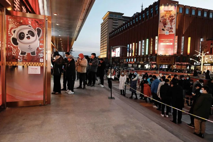 市民排长队购买冰墩墩 图片来源：视觉中国