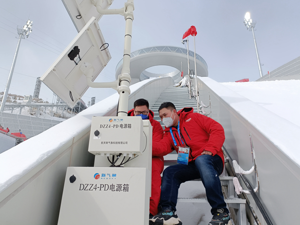 张家口赛区气象装备保障团队正在维护核心区赛场自动气象站。（河北省气象局供图） 