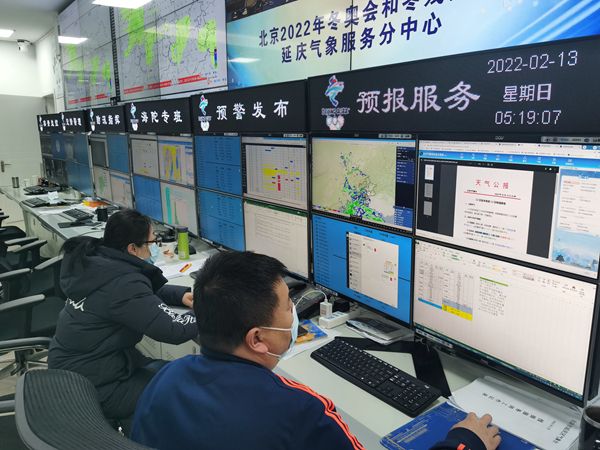 2月13日，北京冬奥会延庆气象服务分中心预报员逐小时发布降雪实况信息。贾良 摄