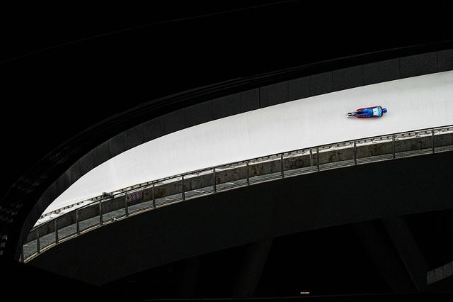 2月12日，英国选手劳拉·迪斯在滑行中&nbsp; 图源：新华社