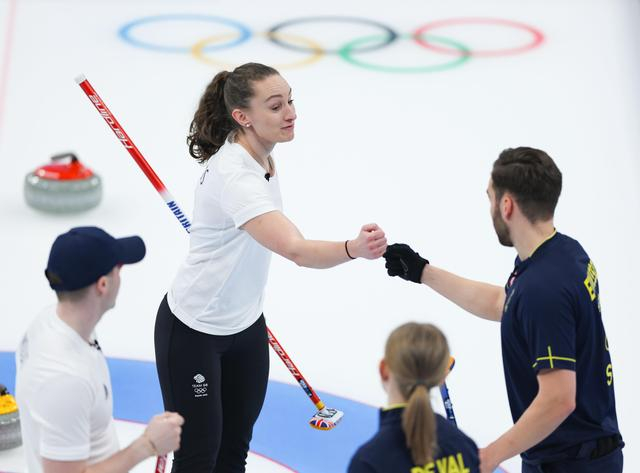 冰壶混双铜牌战，英国组合（左）不敌瑞典&nbsp; 图源：新华社