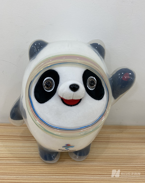  北京冬奥会吉祥物之一冰墩墩 图片来源：每经记者 陈鹏丽 摄