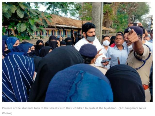 戴着头巾的学生正在与校长理论（报道截图）