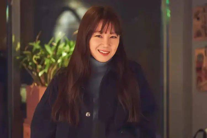  “我愿意陪你在自行车上笑，你不要觉得我只配得上自行车。”/《最普通的恋爱》