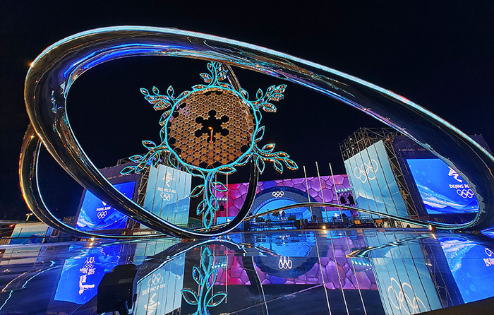 这是位于国家体育场外的北京冬奥会火炬台。 新华社记者 李一博摄