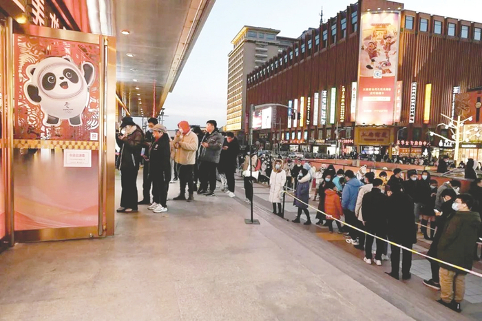 不少顾客在一家门店前排队购买“冰墩墩”&nbsp;视觉中国图