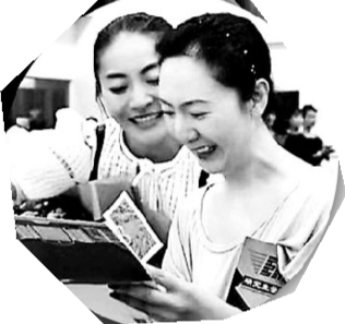 李薇（右）和学生蒋濛濛一起分享考取研究生的喜悦