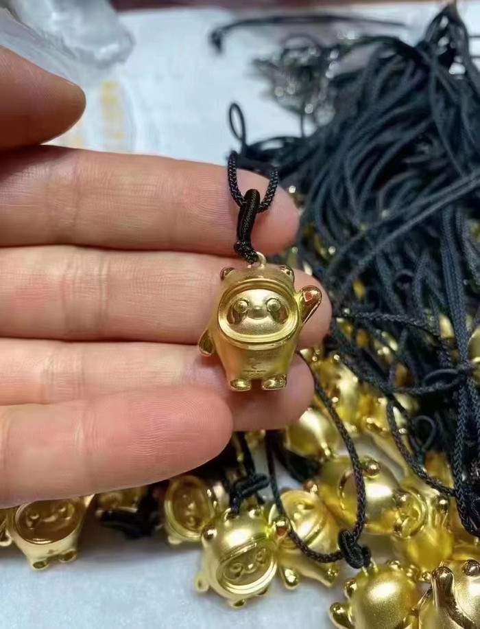 该黄金批发市场提供的黄金版冰墩墩实物&nbsp; 图源：被访者供图