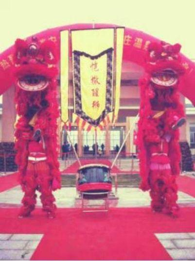 ▲ 舞龙队的队员为商家开业舞狮表演 图/受访者提供