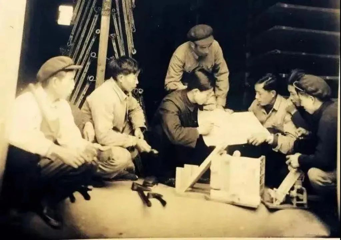 陈福森（左三）在阿富汗指导技术