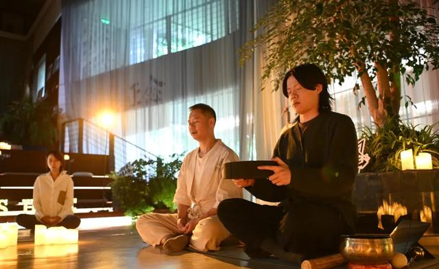 冥想爱好者跟随导师进行练习（受访者供图）