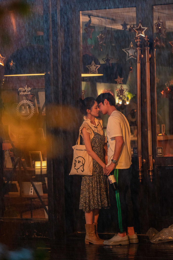 刘以豪和娜扎在片中甜蜜相拥。