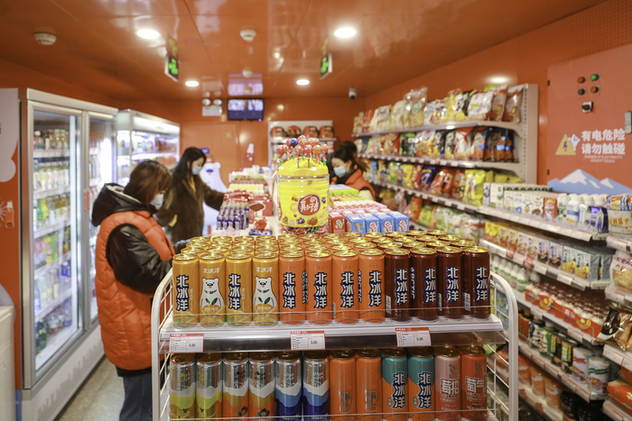 北京地铁东四站内的便利店内，乘客在购物 &nbsp;图源：视觉中国