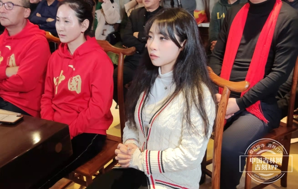 武大靖妹妹观战为哥哥加油