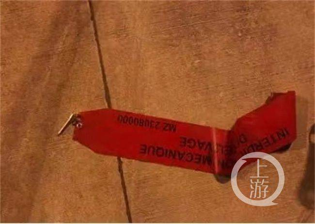 ▲起落架安全销因其红色飘带造型十分醒目。图片来源/受访者供图