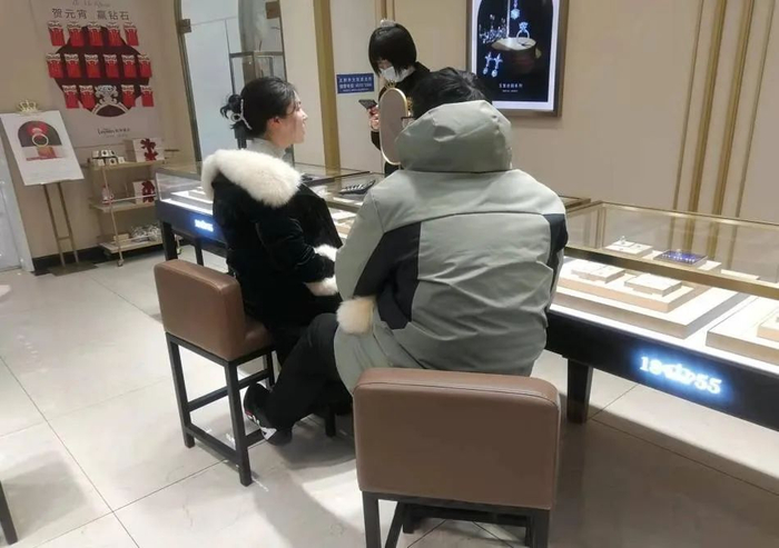 “顾客正在选购莱绅通灵产品”，图源：记者拍摄
