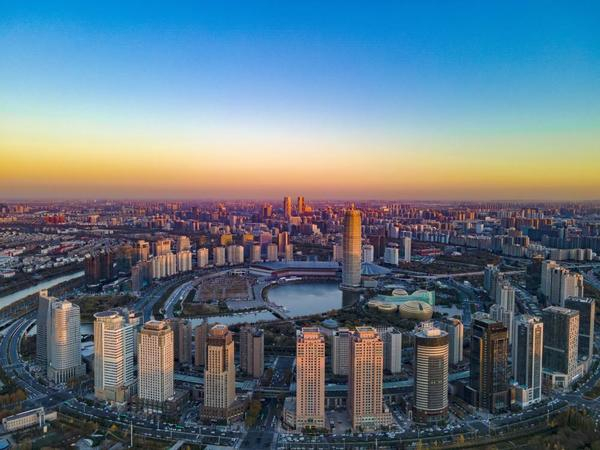 优化营商环境，河南不断攻坚克难。图为郑东新区CBD