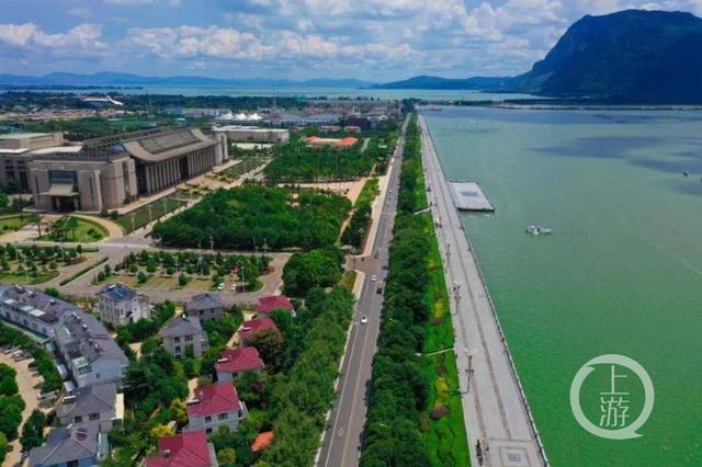 　▲约4公里长的观景路东侧多个高端别墅区，仅一条双向单车道与滇池海埂大坝相隔。 图片来源/中国房地产报