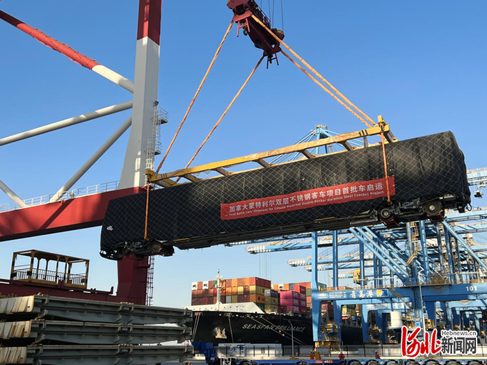 图为车辆装船启运场景。  河北日报通讯员张洋摄