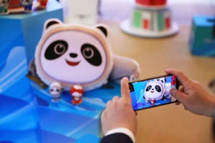 普通版冰墩墩（图片来源：新华社）