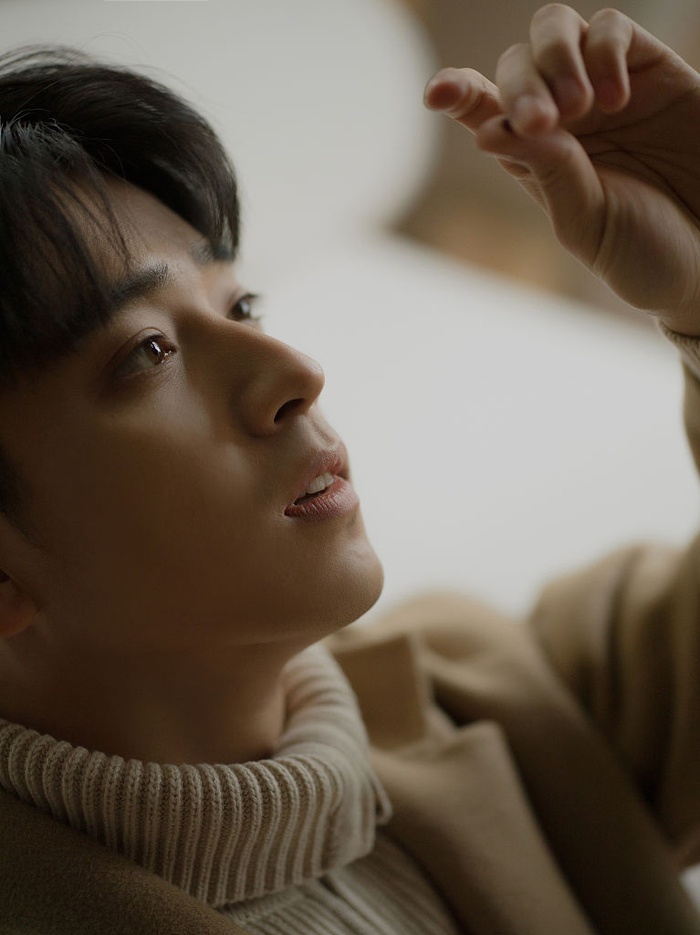 陈若轩复古造型写真文艺范儿十足 着驼色大衣化身冬日男友