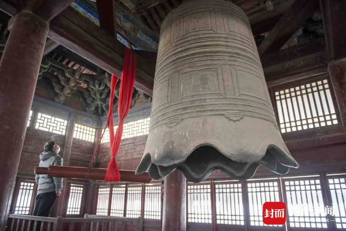 清远楼内的明代铜钟