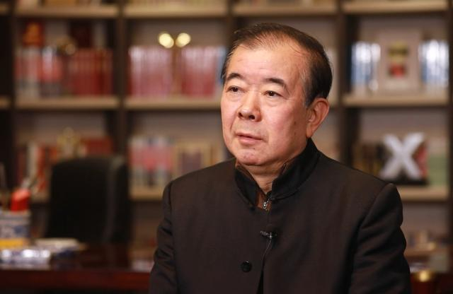 周梅森接受《中国经营报》记者专访。视频截图