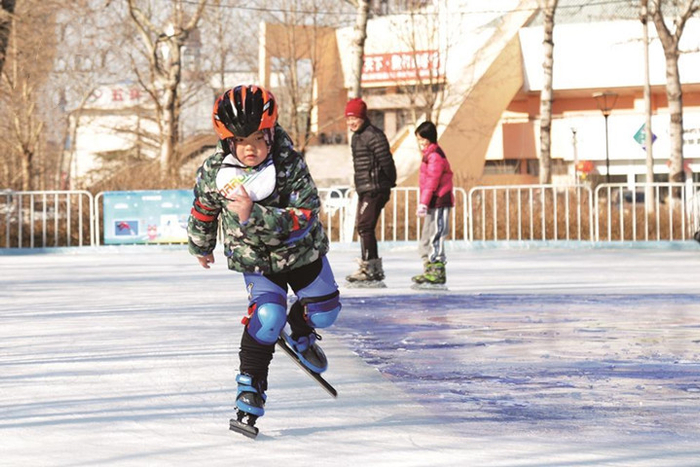 图为冰场上的畅畅在认真按规定动作滑冰。 记者 刘大民 摄