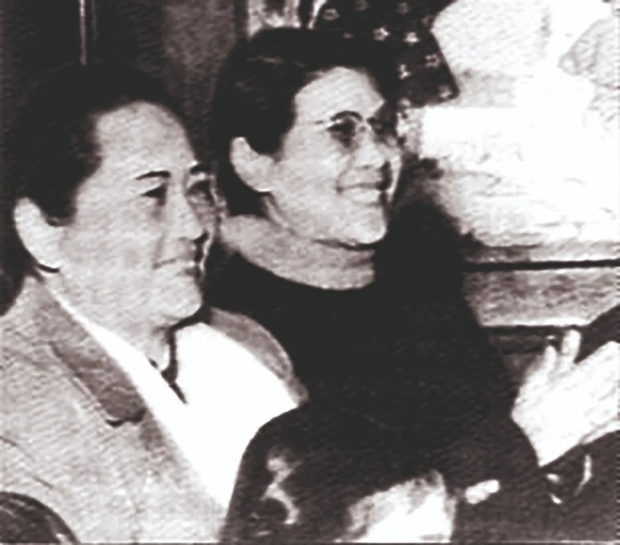 李云（右）与宋庆龄在一起