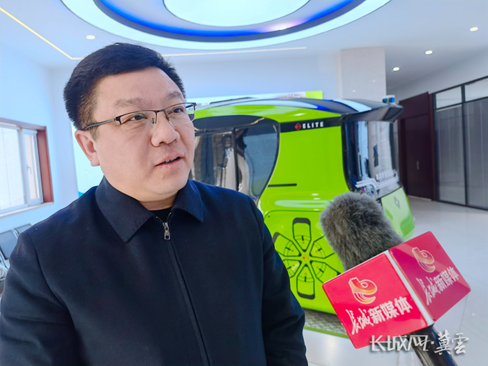 张家口南山汽车产业基地副主任盛伟接受记者采访。长城网·冀云客户端记者 苏晓瑞 摄