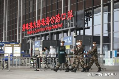 武警广东总队执勤第二支队官兵在港珠澳大桥珠海公路口岸巡逻执勤。图据新华社张乐摄