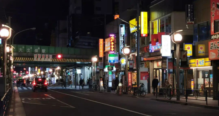 东京街景，新大久保站附近