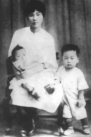 杨开慧与幼年毛岸英（右）、毛岸青