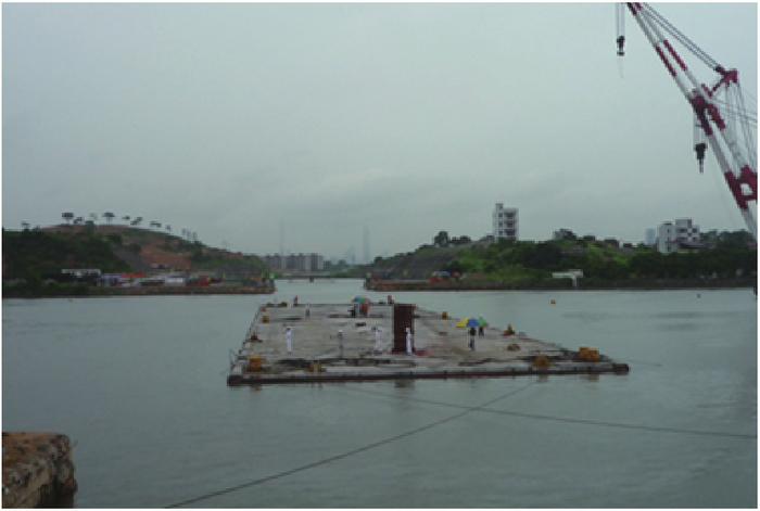 图2 岸控式管节浮运