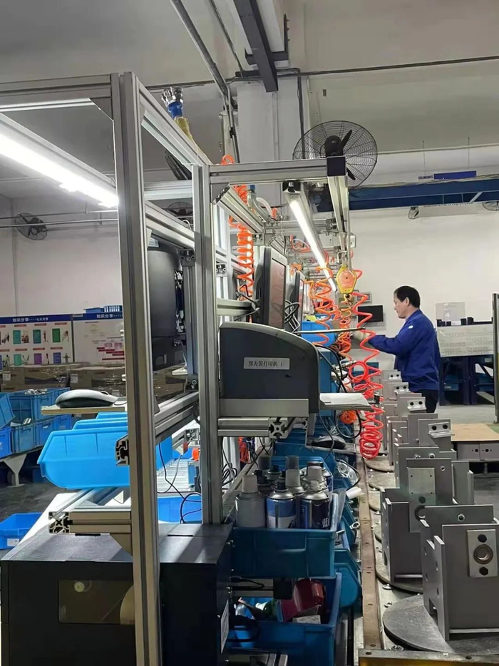 沪宁股份工作人员在装配车间查看设备参数做复工准备