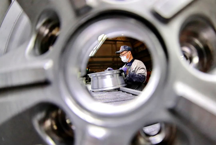 河北企业员工春节期间坚守生产岗位