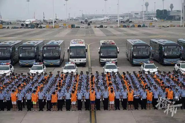 2019年，150名涉嫌电信网络诈骗犯罪嫌疑人被警方押解回国 来源：都市快报