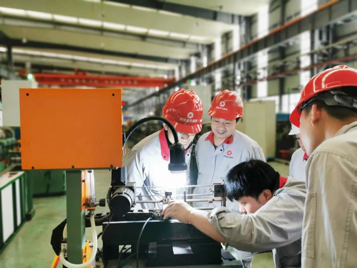 湖南湘投金天新材料有限公司的工人们认真调试产品