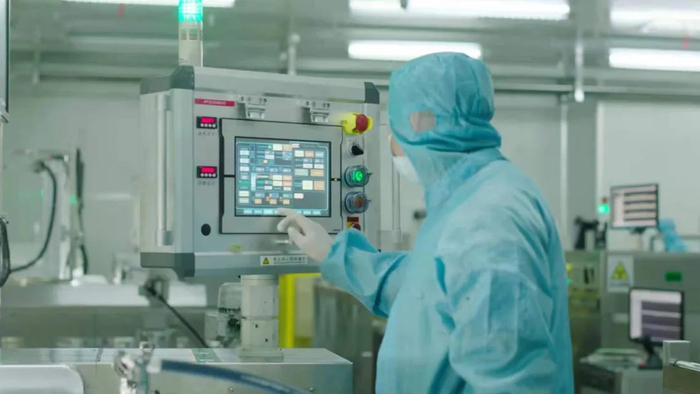 瑞浦能源工作人员在智能工厂数字车间检查设备参数