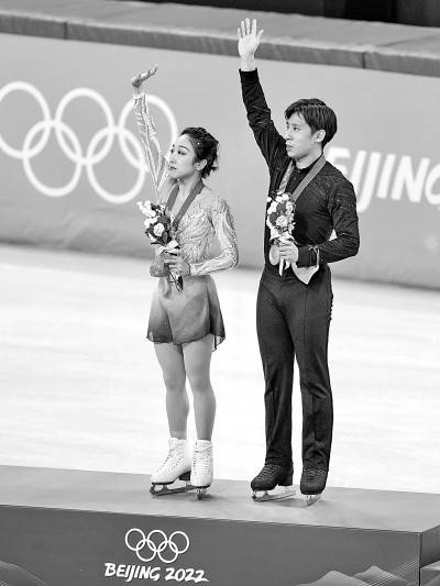 2月19日，中国选手隋文静/韩聪夺得花样滑冰双人滑冠军。光明日报记者 郭红松摄