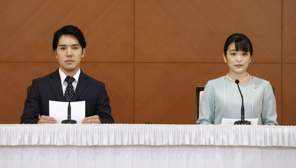 日本皇储文仁亲王的长女真子公主和小室圭登记结婚后，两人出席新闻发布会 图片来源：IC Photo